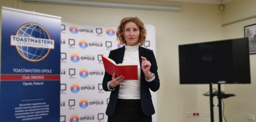 Mówczyni z notatkami podczas wystąpienia na spotkaniu klubu Toastmasters Opole