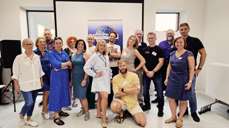 Członkowie klubu Toastmasters Opole na wspólnym zdjęciu