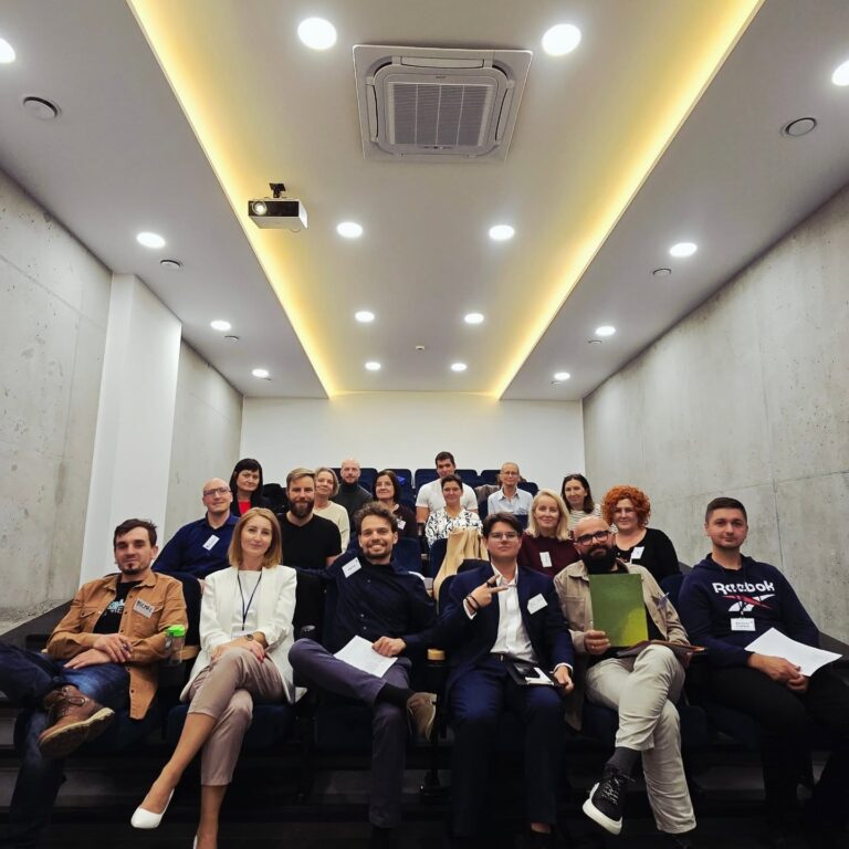 Uczestnicy spotkania klubu Toastmasters Opole