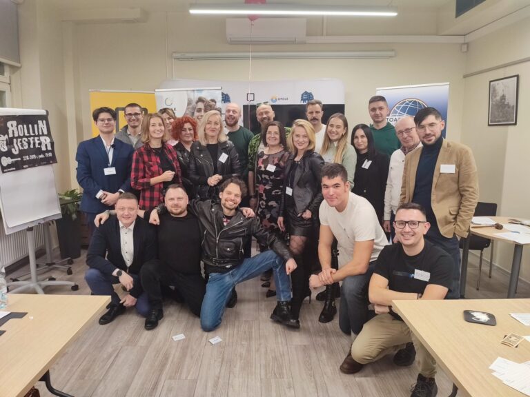 Zdjęcie grupowe po spotkaniu klubu Toastmasters Opole