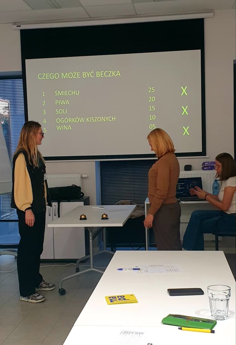 Pojedynek drużyn przy dzwonkach podczas klubowej Familiady – pytanie „Czego może być beczka”